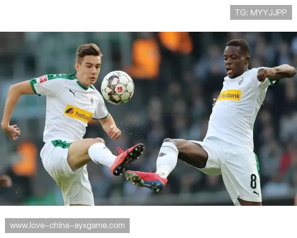 德甲多特锋线互换位置频繁,对方防线混乱的战术解码