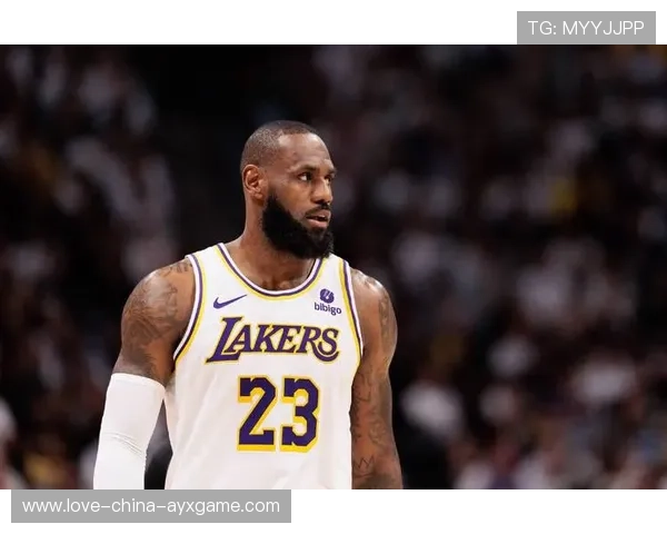 詹姆斯中路突破送出助攻，湖人展现团队深度