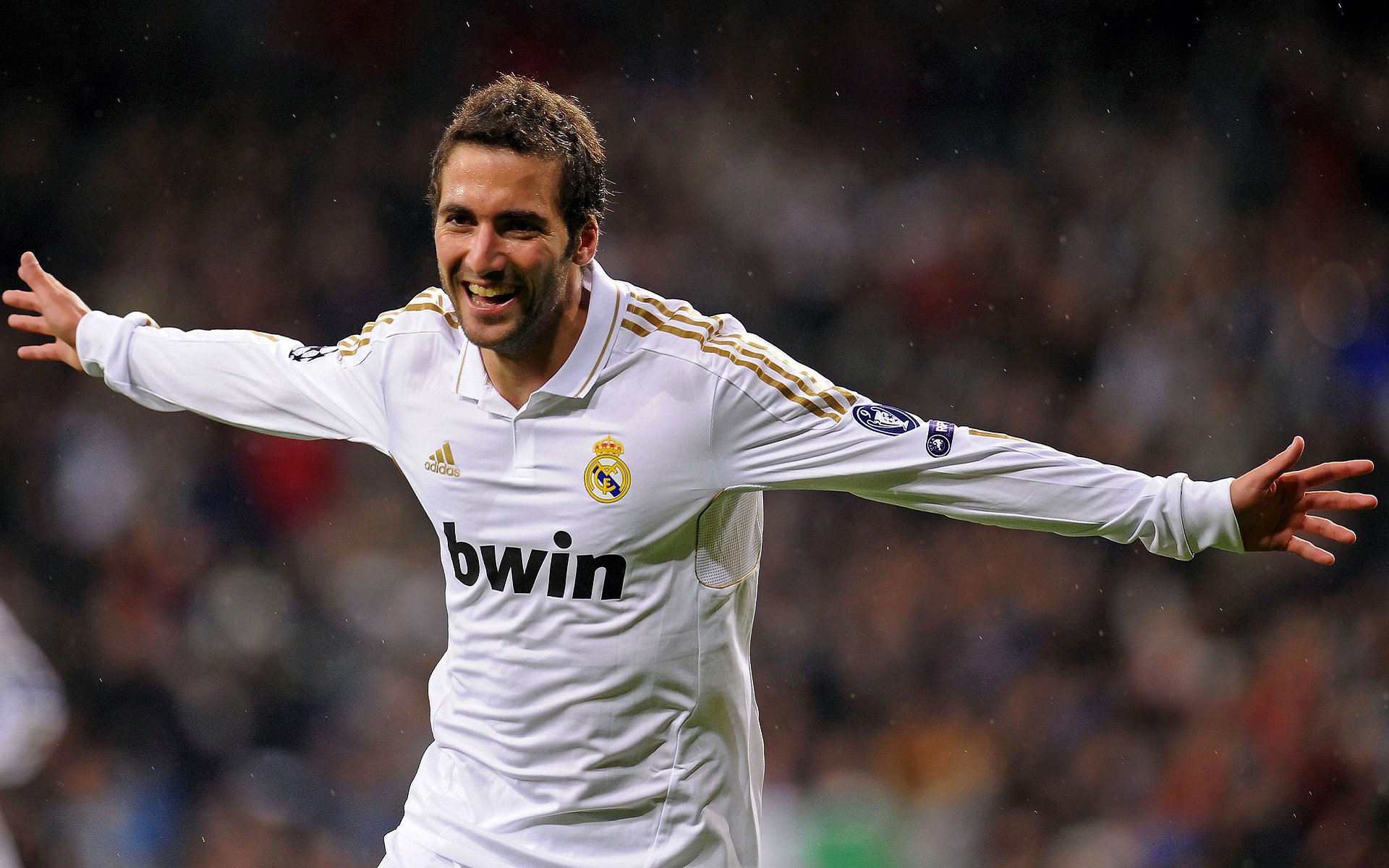 雪地足球欢乐赛 滑倒与射偏引发阵阵笑声